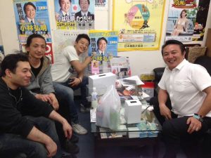 池袋のダーツショップ、ダーツアクセサリー、ダーツメーカーL-styleの芹澤甚太社長とスタッフの方が事務所に来てくれました。
