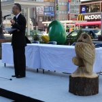 豊島区長とえんちゃん、那珂川町のチェーンソー木彫りフクロウ