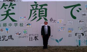仙台市・仮設焼却炉の囲いに描かれた、小中学生の応援メッセージ
